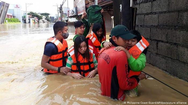 Philippines &quot;oằn mình&quot; giữa dòng nước lũ sau khi hứng chịu siêu bão Vamco khiến ít nhất 54 người chết, đang di chuyển đến Việt Nam - Ảnh 8.