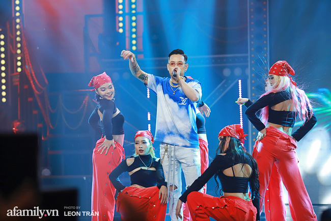 [TRỰC TIẾP] Rap Việt: Karik – G.Ducky – Ricky Star tạo một cuộc “địa chấn” trên sân khấu Chung kết - Ảnh 2.