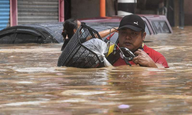 Philippines &quot;oằn mình&quot; giữa dòng nước lũ sau khi hứng chịu siêu bão Vamco khiến ít nhất 54 người chết, đang di chuyển đến Việt Nam - Ảnh 11.