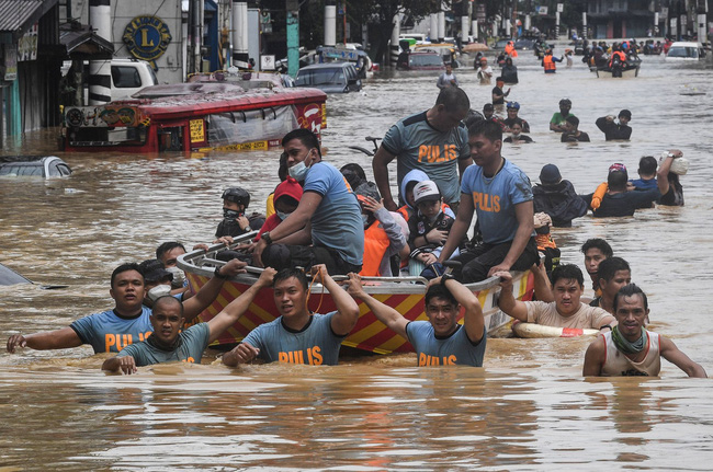 Philippines &quot;oằn mình&quot; giữa dòng nước lũ sau khi hứng chịu siêu bão Vamco khiến ít nhất 54 người chết, đang di chuyển đến Việt Nam - Ảnh 2.