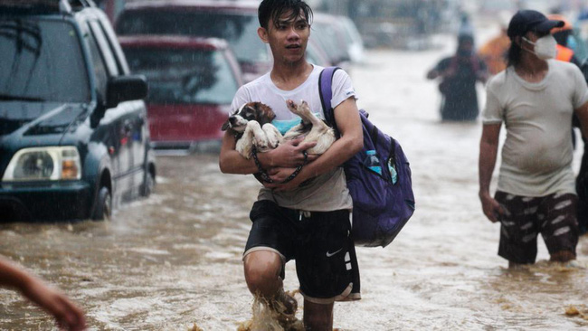 Philippines &quot;oằn mình&quot; giữa dòng nước lũ sau khi hứng chịu siêu bão Vamco khiến ít nhất 54 người chết, đang di chuyển đến Việt Nam - Ảnh 4.