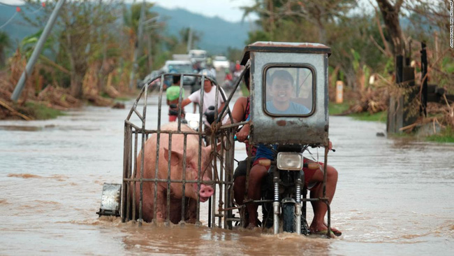 Philippines &quot;oằn mình&quot; giữa dòng nước lũ sau khi hứng chịu siêu bão Vamco khiến ít nhất 54 người chết, đang di chuyển đến Việt Nam - Ảnh 6.