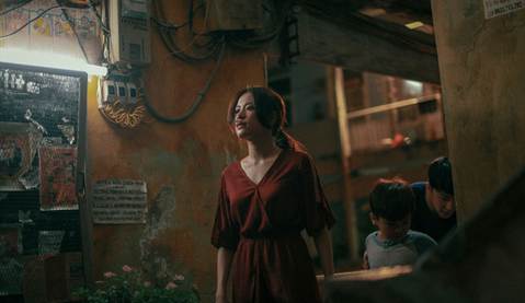 Hoàng Thùy Linh chửi thề, đóng vai gái mát-xa trong phim mới - Ảnh 4.