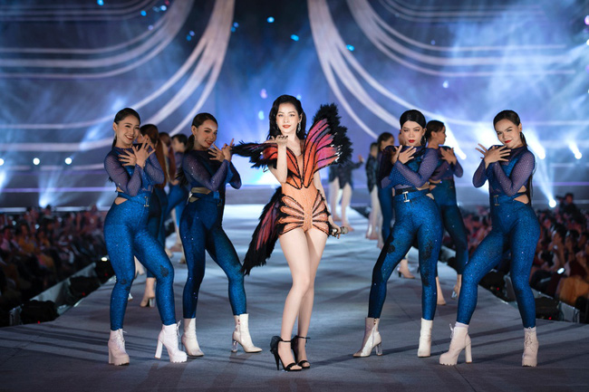 Không chỉ mặc chiếc váy &quot;rất kỳ&quot;, Chi Pu còn hát thều thào, chẳng nghe rõ lời trên sân khấu Hoa hậu Việt Nam - Ảnh 5.