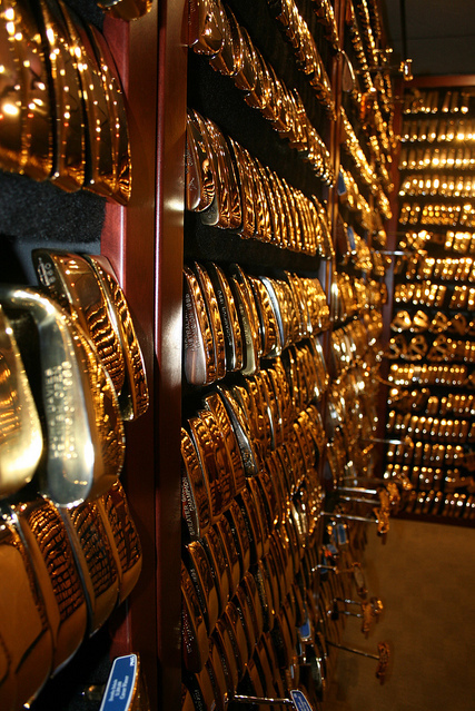 Những dãy kệ được bày bộ sưu tập gậy golf dát vàng.