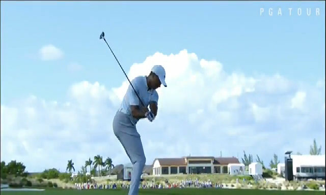 Tiger Woods phát bóng dài hơn 300 mét đưa bóng ra lề phải fairway