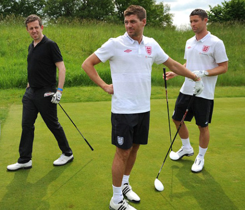 Gerrard ngắm nghía lỗ golf.