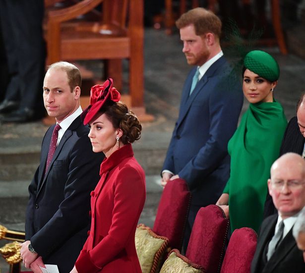 Tiết lộ khoảnh khắc Harry cố kìm nén nước mắt ngồi cạnh Meghan vì bị hoàng gia đối xử tệ, khiến cặp đôi không thể nào quên - Ảnh 2.